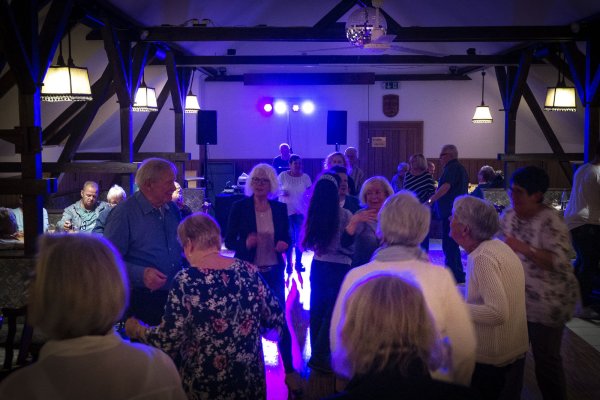 2019 hat die Schlagerparty in Heidenoldendorf viele Anwohner auf die Tanzfläche gelockt. - © Archivfoto: Laurenz Tegethoff
