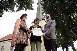 Förderer der Reformation: Dr. Ernst Leopold Prinz zur Lippe stellt auf dem Gelände der Kirchengemeinde Cappel Christoph von Donop dar, der bei den Geschehnissen vor 475 Jahren eine wichtige Rolle in Lippe spielte. - © Foto: brinkmeier