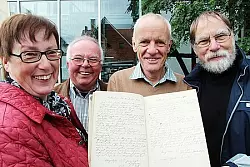 Gisela Vösgen und ihr Mann Dieter (rechts) haben das kostbare Protokollbuch jetzt gemeinsam mit Ortsvorsteher Helmut Schröder (Zweiter von links) an Stadtarchivar Dieter Zoremba gegeben. - © Foto: Schwarzer