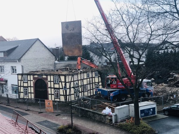 Abriss erfolgt: Im Dezember des vergangenen Jahres wurde das geschichtsträchtige Haus Levi an der Paderborner Straße 20 abgerissen. Gespannt warten die Schlänger nun darauf, wie es weitergeht. Ein Investor plant neue Wohnungen zu bauen. - © Archiv: Henning Schwarze