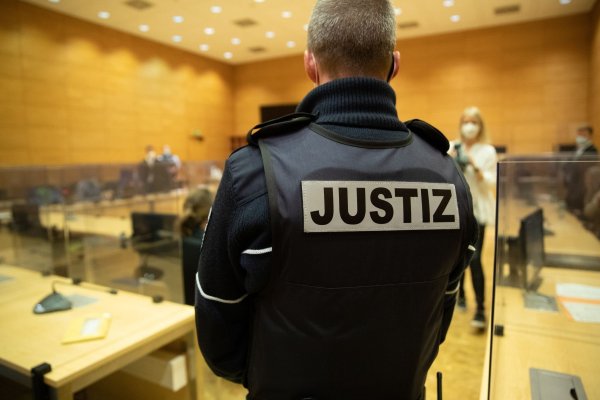 Ein Justizbeamter steht in einem Gerichtssaal. - © Friso Gentsch/dpa/Symbolbild