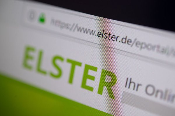 Die Webadresse der Steuer-Plattform Elster ist auf einem Monitor zu sehen. - © Marijan Murat/dpa/Symbolbild