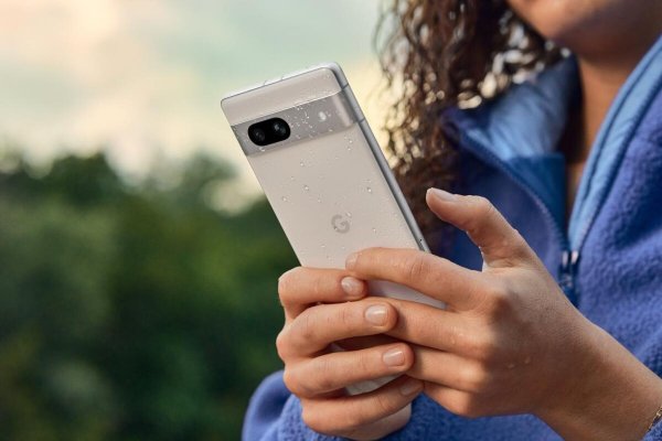 Die paar Tropfen: Google hat das Pixel 7a gegen das Eindringen von Staub und Wasser abgedichtet (IP67). - © Grace Rivera/Google/dpa-tmn