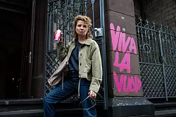 Schauspielerin Annette Frier verk&ouml;rpert sich in Frier & 50 selbst. - &copy; Joyn