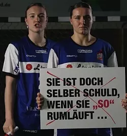 Marie Michalczik (links) und Maxi M&uuml;hlner in einer Szene des Videoclips. "Sie ist doch selbst schuld, wenn sie SO ruml&auml;uft", hei&szlig;t es auf dem Plakat, das direkt durchgestrichen wird. "Falsch", sagen die Spielerinnen. - &copy; ASS.Lippe/ Instagram