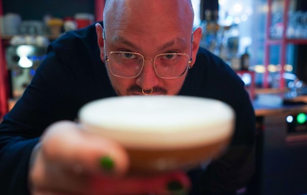 Barchef Frederik Schefferski bereitet im «Jing Jing» einen Cocktail zu. - © Marcus Brandt/dpa