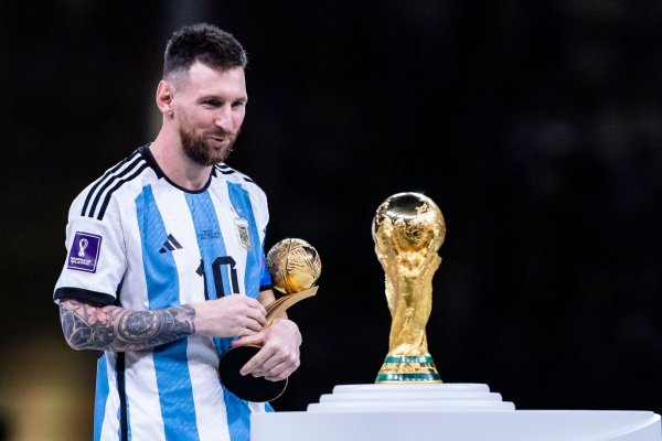 Ein Jahr nach dem WM-Finale in Katar hat Lionel Messi an den Triumph bei Weltmeisterschaft erinnert. - © Tom Weller/dpa