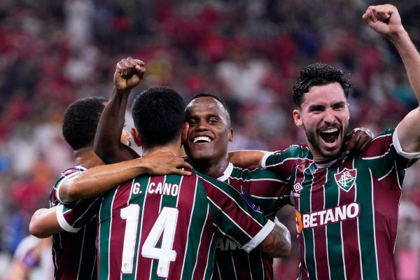 Jhon Arias (M) von Fluminense Rio de Janeiro feiert mit seinen Mannschaftskollegen sein Tor zum 1:0. - © Manu Fernandez/AP/dpa