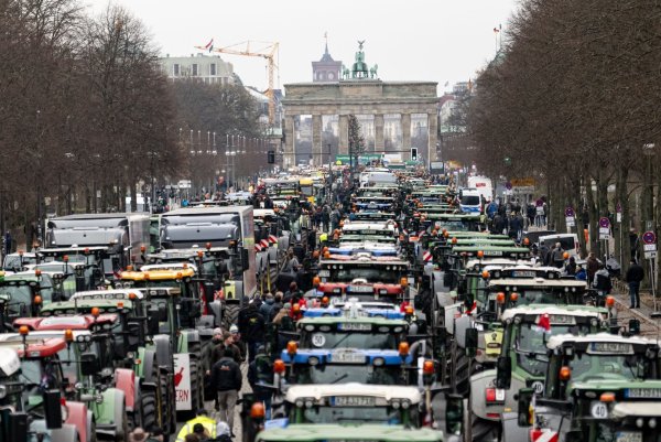 Traktoren bis zum Brandenburger Tor: Der Deutsche Bauernverband hat zur Demo «Zu viel ist zu viel! Jetzt ist Schluss!» aufgerufen. - © Fabian Sommer/dpa