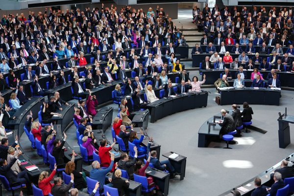 Volles Haus bei der ersten Sitzung des neuen Bundestages. - © Kay Nietfeld/dpa