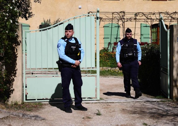 Medien zufolge wurden Fahrzeuge beschlagnahmt. - © Clement Mahoudeau/AFP/dpa