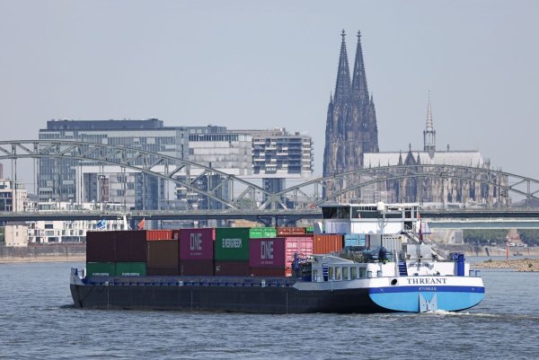 Die deutsche Binnenschifffahrt transportiert etwas mehr Güter, bleibt aber auf niedrigem Niveau (Archivbild) - © Oliver Berg/dpa