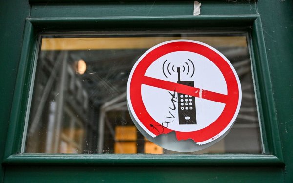 Fröhlich freies Daddeln am Handy ist bald auch an den rund 5.500 Schulen in Nordrhein-Westfalen Geschichte –Primarschülern droht gar ein Verbot auf dem Gelände. (Symbolbild) - © Jens Kalaene/dpa