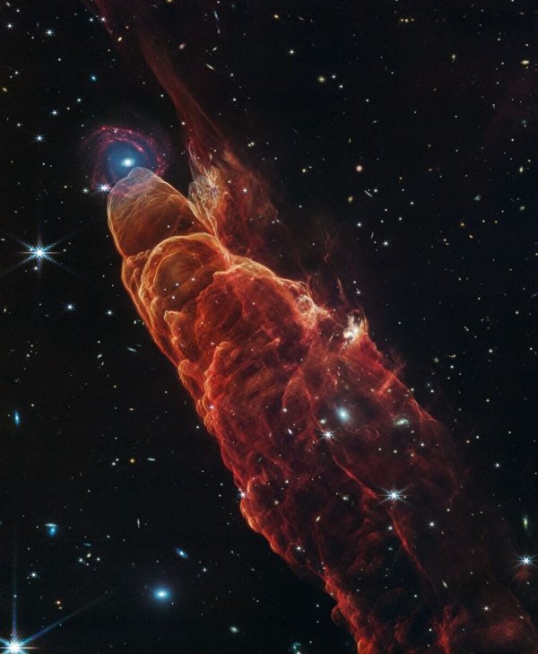 Eine neue Aufnahme des sogenannten Kosmischen Wirbelsturms könnte Fachleuten helfen, Stern-Auswürfe besser zu verstehen. - © Weltraumteleskop James Webb/NASA/ESA/CSA/dpa