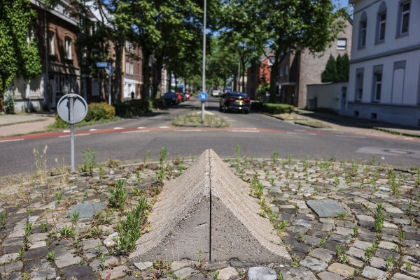 Zwei Relikte der Mauer, die früher die Grenze zwischen Herzogenrath (Deutschland) und Kerkrade (Niederlande) markierte (Foto-Archiv) - © Oliver Berg/dpa