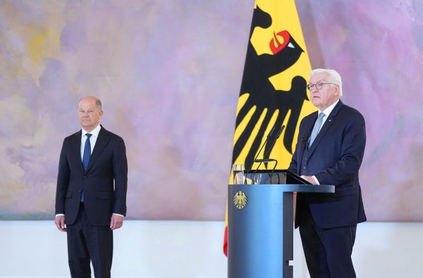 Scholz erhält Entlassungsurkunde. - © Michael Kappeler/dpa