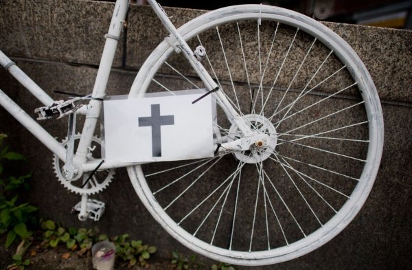 Geisterräder als Mahnmal für getötete Radfahrer: Bei einer Kollision mit einem abbiegenden Lkw ist in Lünen eine 16-Jährige ums Leben gekommen. (Symbolbild) - © picture alliance / dpa