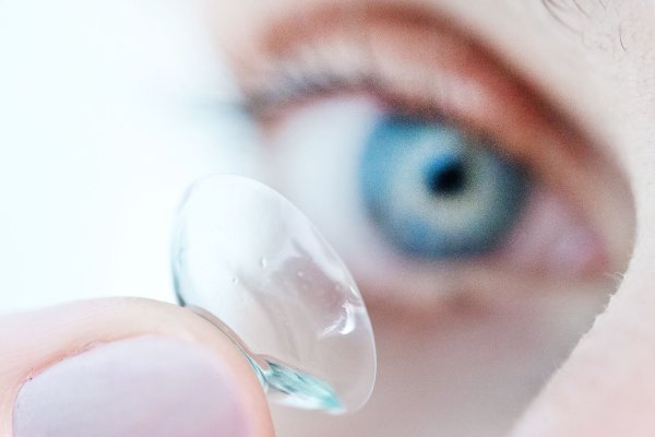 Mit der richtigen Wahl der Kontaktlinsen kommen Allergikerinnen und Allergiker besser durch die Pollenzeit. - © Franziska Gabbert/dpa-tmn