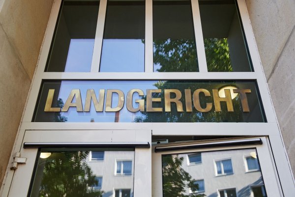 Die 28-Jährige wurde von Einbrechern getötet, weil sie früher als erwartet nach Hause kam. (Archivbild). - © Bernd Thissen/dpa