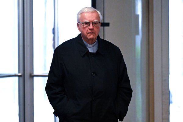 Der Erzbischof Heiner Koch hat als Zeuge vor dem Landgericht Köln ausgesagt, den späteren Missbrauchstäter nur flüchtig gekannt zu haben. - © Federico Gambarini/dpa