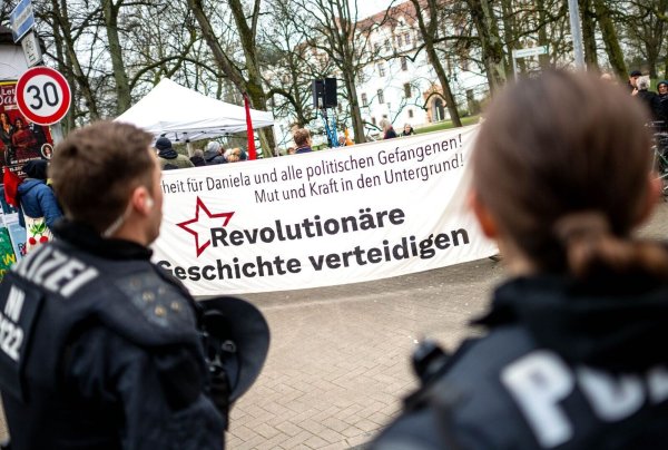 Rund 50 Unterstützer von Daniela Klette haben sich vor dem Gerichtsgebäude versammelt. - © Sina Schuldt/dpa