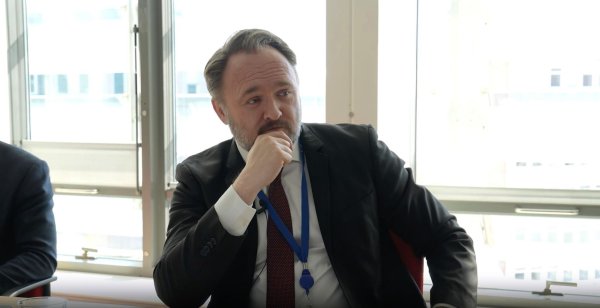 EU-Kommissar Dan Jørgensen macht sich Sorgen über Energie-Abhängigkeiten Europas. (Archivbild) - © Mirko Paradiso/European Newsroom/dpa
