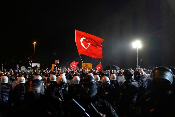 Seit knapp einer Woche gehen Menschen in der Türkei Verboten zum Trotz auf die Straße. (Archivbild) - © Khalil Hamra/AP/dpa
