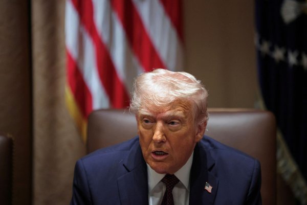 Donald Trump wischt alle Vorwürfe zur Geheimchat-Affäre beiseite. (Archivbild) - © Uncredited/POOL/AP/dpa