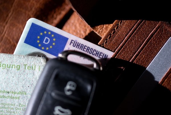 Die Regeln für die Führerscheinvergabe in der EU werden weiter aufeinander abgestimmt. (Archivbild) - © Sven Hoppe/dpa