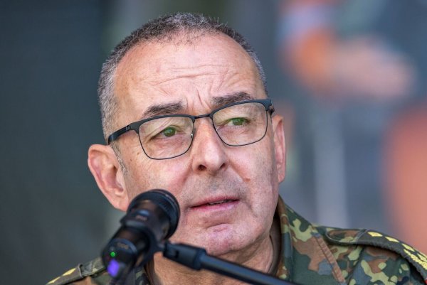 Dass der Generalinspekteur der Bundeswehr, General Carsten Breuer, bei einer Sicherheitstagung von Verfassungsschutz und Wirtschaftsvertretern spricht, zeigt, dass innere und äußere Sicherheit heute nicht mehr getrennt betrachtet werden. (Archivfoto) - © Frank Hammerschmidt/dpa