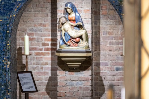 Ein Hinweisschild zu den Fehlern der dort beigesetzten Erzbischöfe des Bistums Paderborn im Umgang mit sexuellem Missbrauch in der katholischen Kirche. - © Christoph Reichwein/dpa/Archivbild