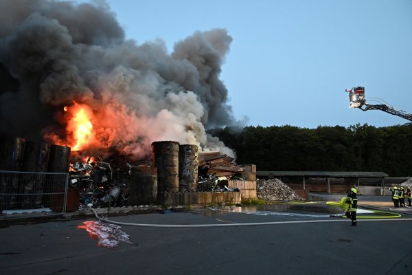 Feuerwehrleute löschen einen Brand auf einem Recyclinghof in Marl. - © --/Foto Bludau/dpa