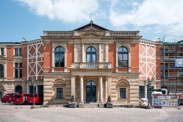 Das Bayreuther Festspielhaus auf dem Grünen Hügel. - © Daniel Vogl/dpa