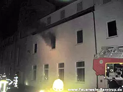 In einer ehemaligen Zigarrenfabrik hat es Dienstagabend gebrannt. - © Feuerwehr Barntrup