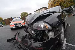 Völlig zerstört ist die Front dieses Seat Ibiza. Den Insassen ist gottlob nichts ernstes passiert. Sie wurden ins Krankenhaus Höxter eingeliefert. - © RALF T. MISCHER