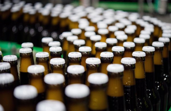 Veltins hat eine Bierpreiserhöhung für den Herbst angekündigt. (Archivbild) - © Rainer Jensen/dpa