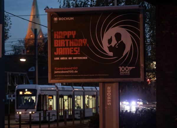 Zum 100. Geburtstag hatte die Stadt mit dem berühmten Geheimagenten geworben - stammt er doch angeblich aus Wattenscheid. (Archivbild) - © Bernd Thissen/dpa