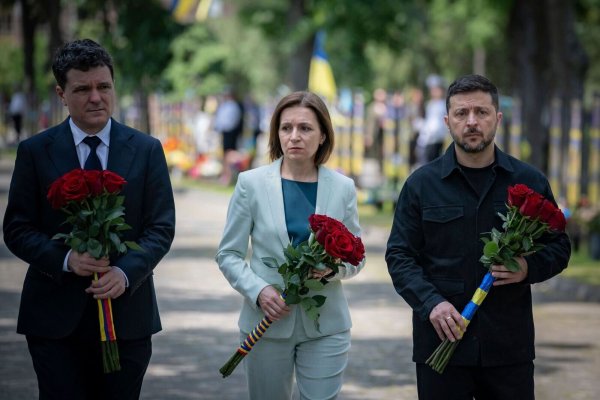 Staats- und Regierungschefs aus Südosteuropa legten in Odessa Blumen für gefallene ukrainische Soldaten nieder. - © Uncredited/Presidential Press Service/AP/dpa