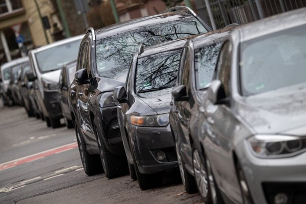 Die durchschnittliche Höhe der Motorhauben von Autos hat sich laut einer Studie seit 2010 jährlich um 0,5 Zentimeter erhöht. (Archivbild) - © Sebastian Gollnow/dpa