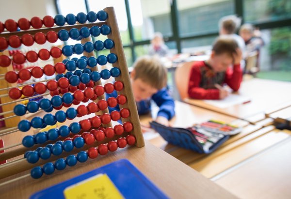 Schon nach vier Monaten schneiden Jungen demnach in Mathe etwas besser ab als Mädchen. (Archivbild) - © Frank Rumpenhorst/dpa