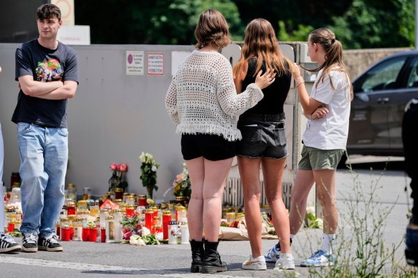 Neun Jugendliche und eine Lehrerin wurden erschossen. Der Täter beging Suizid. - © Darko Bandic/AP/dpa