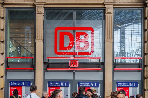 Die angeschlagene Bahn will mit der Abschaffung der Familienreservierung Geld sparen. (Archivbild) - © Andreas Arnold/dpa