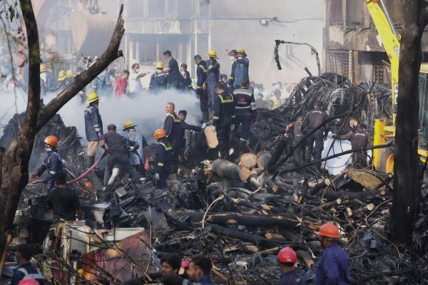 Such- und Rettungsteams sind im Einsatz. - © Ajit Solanki/AP/dpa