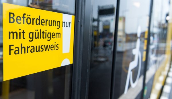 Bislang ist das Fahren ohne gültigen Fahrschein eine Straftat. (Archivbild) - © Lukas Schulze/dpa