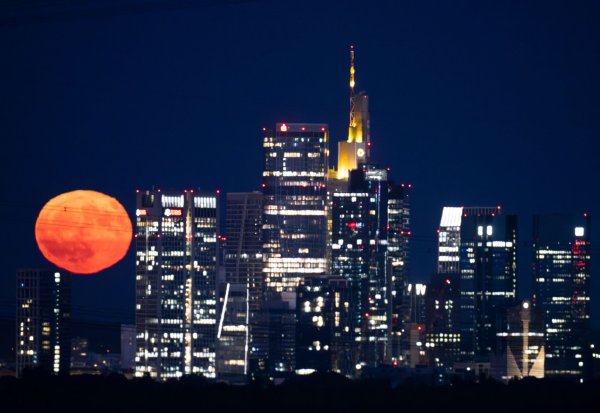 In Frankfurt reihte sich der Erdbeermond in die Skyline ein. - © Boris Roessler/dpa