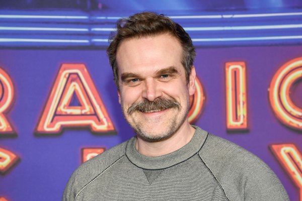 David Harbour wurde beim Dreh von «Thunderbolts*» dazu ermutigt, sich ausgiebig am Snack-Tisch zu bedienen. (Archivbild) - © Evan Agostini/Invision via AP/dpa