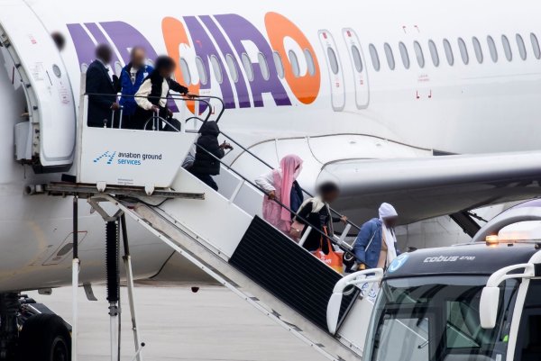 Im April wurden über das Resettlement-Programm Flüchtlinge aus Kairo per Flugzeug nach Hannover gebracht. (Archivbild) - © Michael Matthey/dpa
