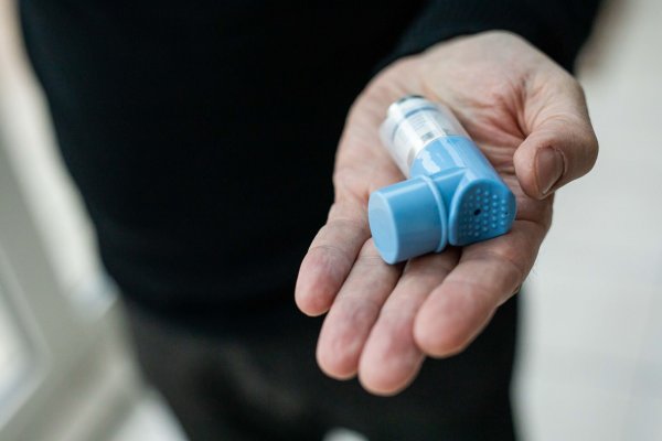 So ein Spray haben die meisten Asthmatiker immer dabei. (Archivbild) - © Philipp von Ditfurth/dpa