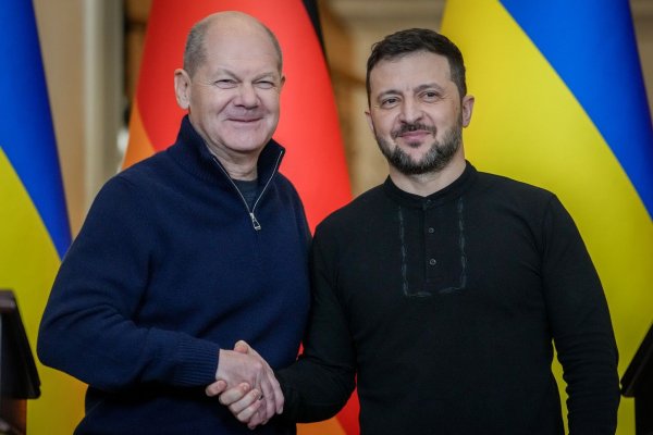 Telefonat zum Ende seiner Amtszeit: Der scheidende Bundeskanzler hat den ukrainischen Präsidenten Selenskyj angerufen. - © Kay Nietfeld/dpa