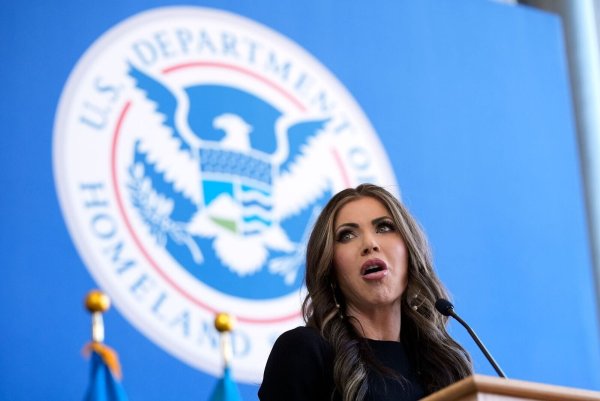 US-Heimatschutzministerin Noem wirbt für «Selbstabschiebung». (Archivbild) - © Manuel Balce Ceneta/AP Pool/AP/dpa